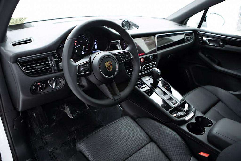 Thumbnail: 2025 Porsche Macan - 2