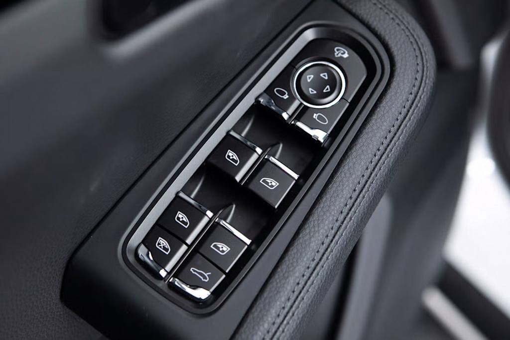 Thumbnail: 2025 Porsche Macan - 21