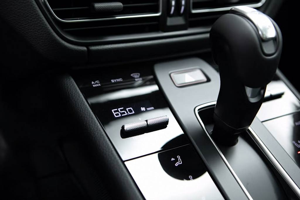 Thumbnail: 2025 Porsche Macan - 24