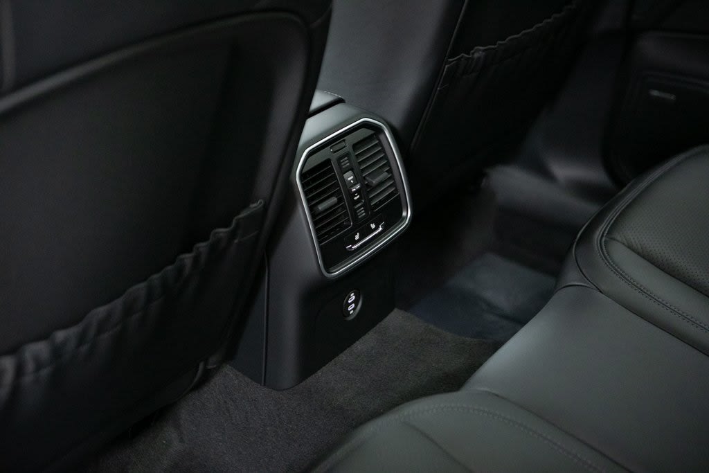 Thumbnail: 2025 Porsche Macan - 29