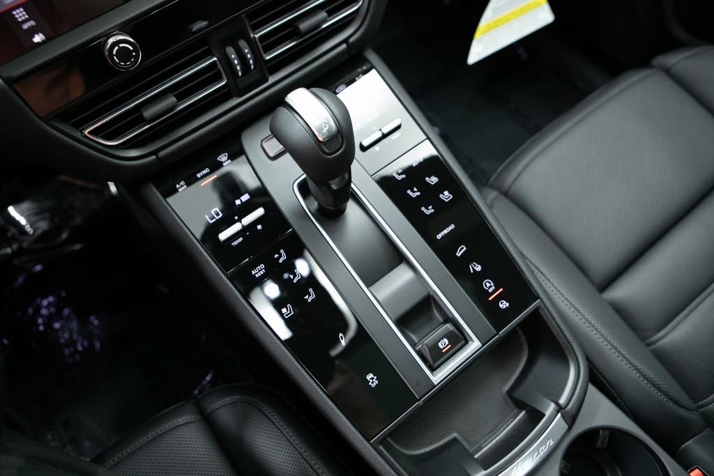 Thumbnail: 2025 Porsche Macan - 14