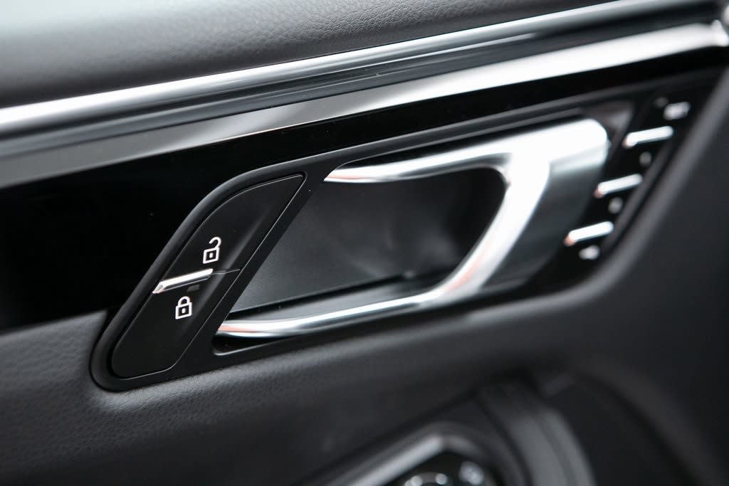 Thumbnail: 2025 Porsche Macan - 21