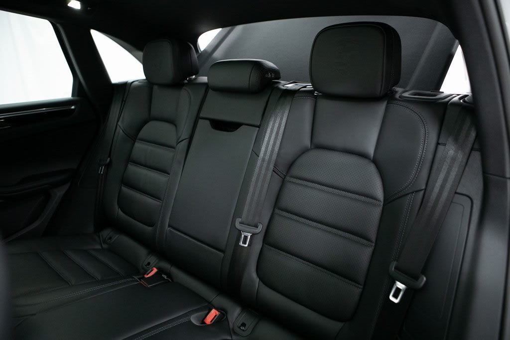 Thumbnail: 2025 Porsche Macan - 31