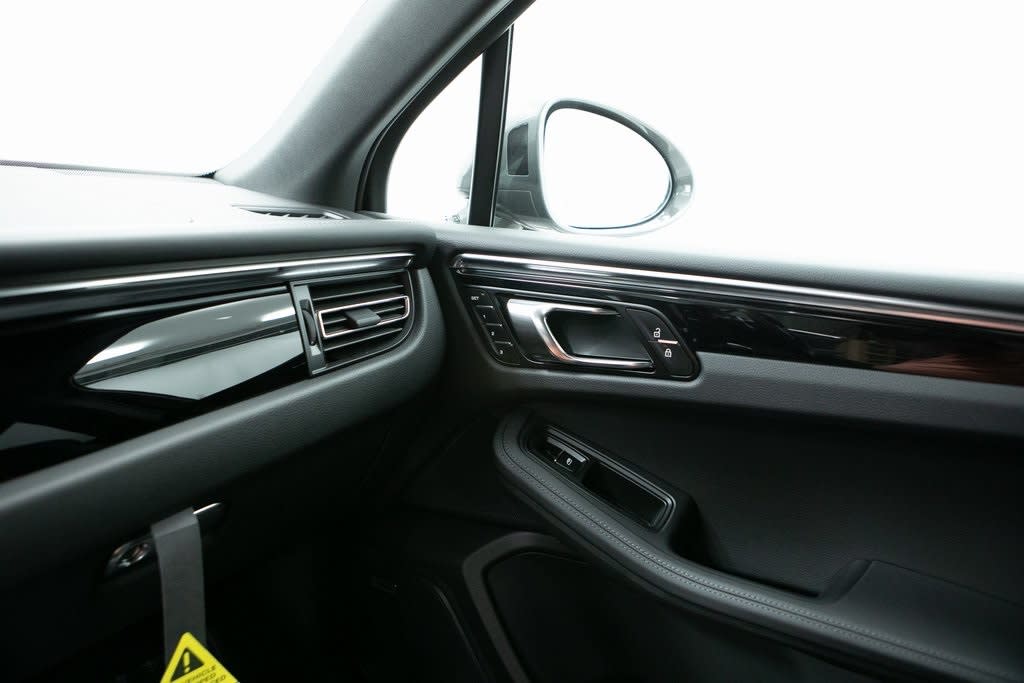 Thumbnail: 2025 Porsche Macan - 25