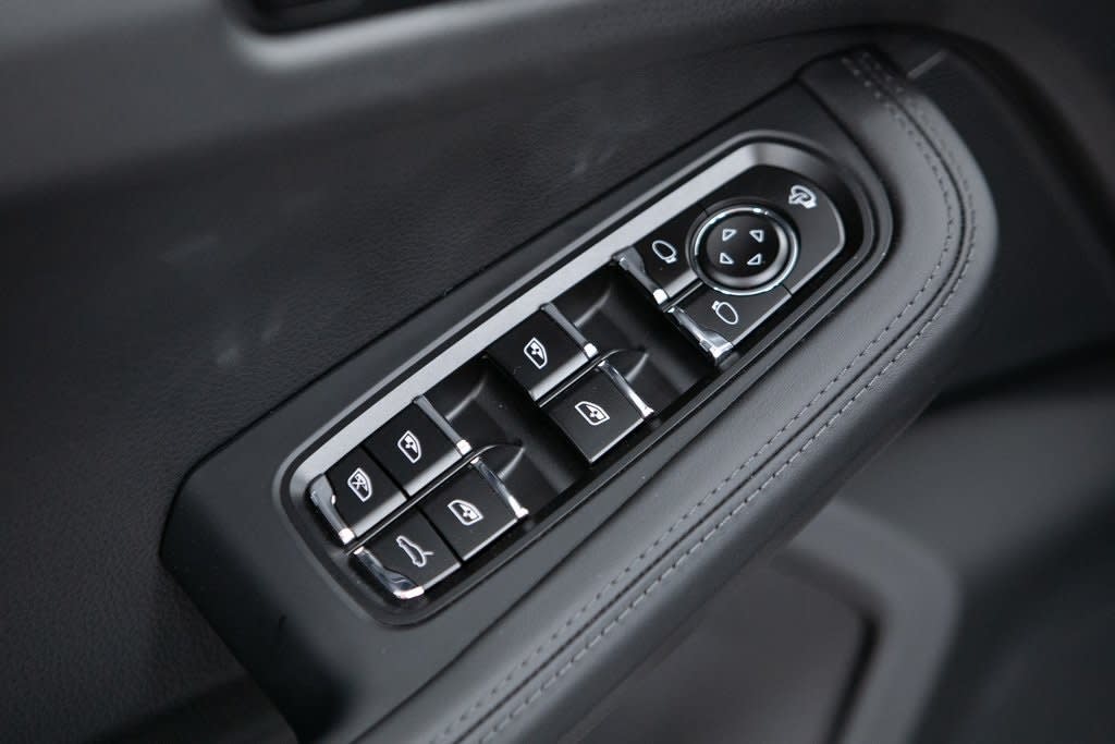 Thumbnail: 2025 Porsche Macan - 20