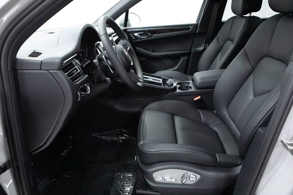 Thumbnail: 2026 Porsche Macan - 10