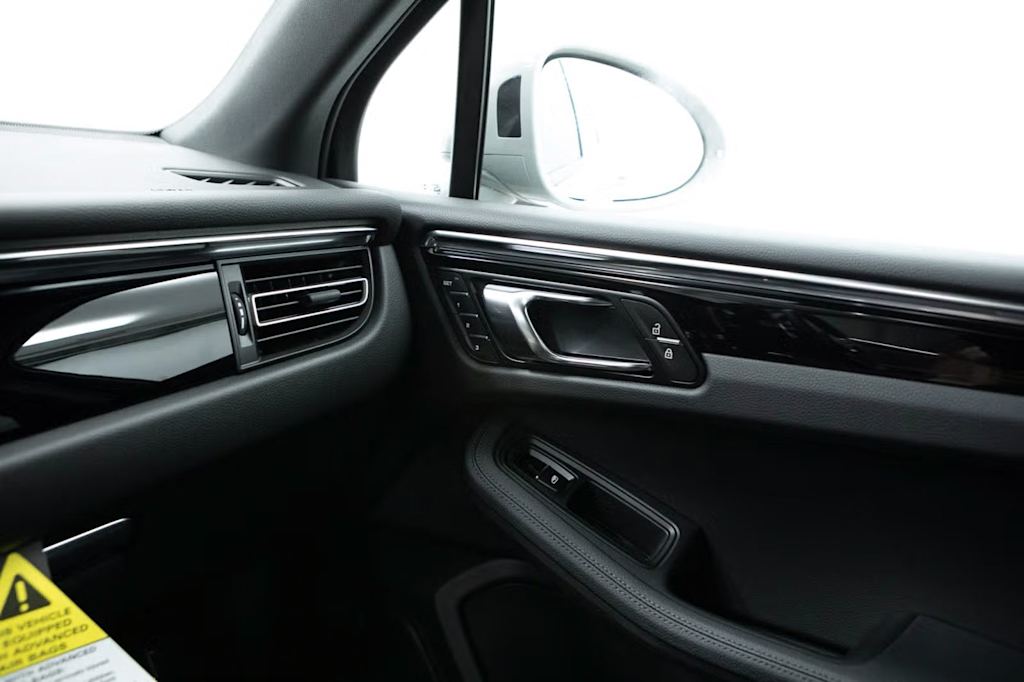 Thumbnail: 2026 Porsche Macan - 33