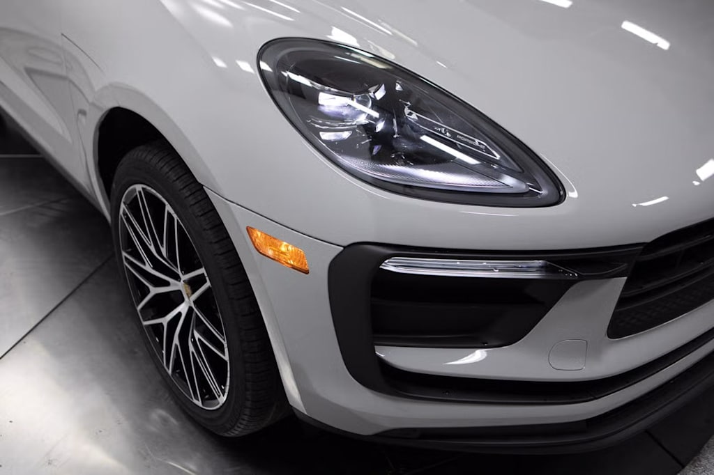 Thumbnail: 2026 Porsche Macan - 6