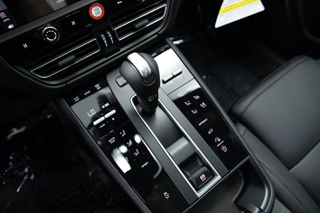 Thumbnail: 2026 Porsche Macan - 29