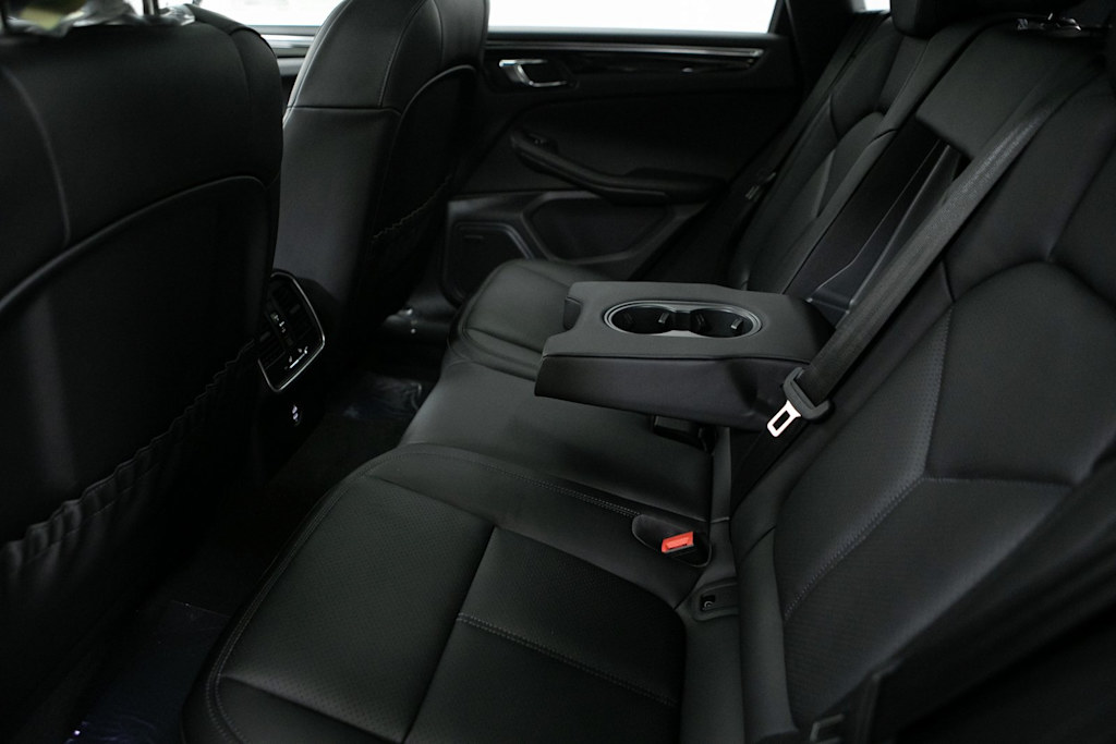 Thumbnail: 2026 Porsche Macan - 30