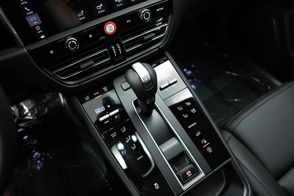 Thumbnail: 2026 Porsche Macan - 13