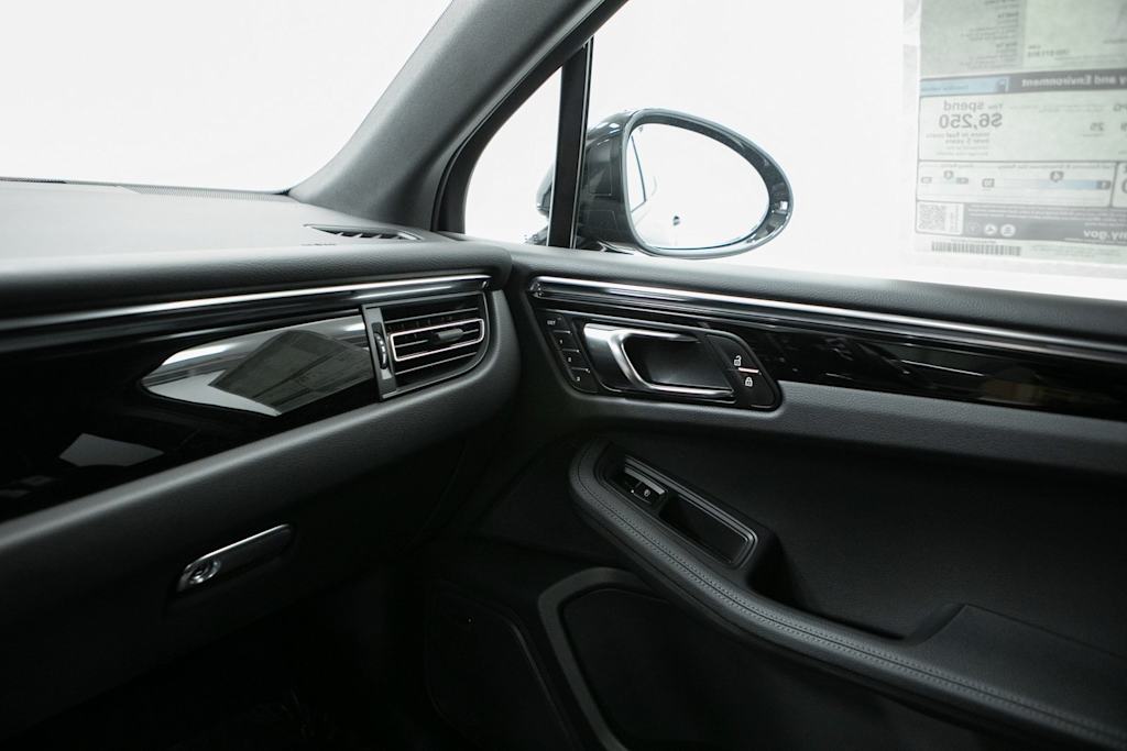 Thumbnail: 2026 Porsche Macan - 26