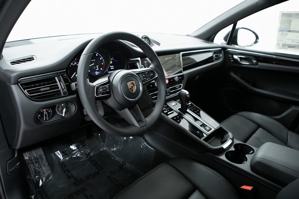 Thumbnail: 2026 Porsche Macan - 2
