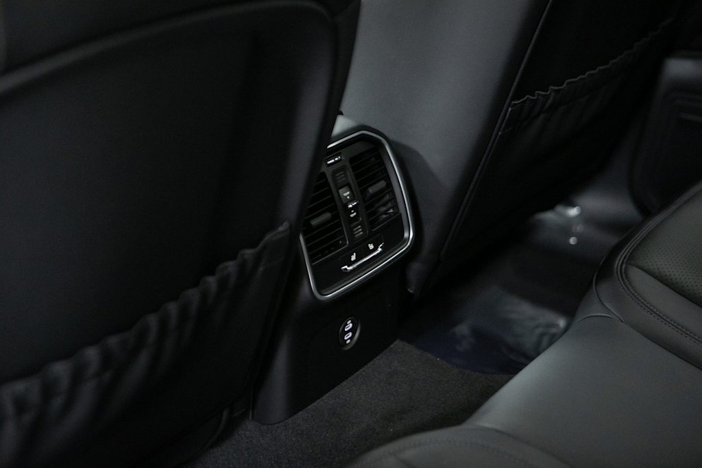 Thumbnail: 2026 Porsche Macan - 29