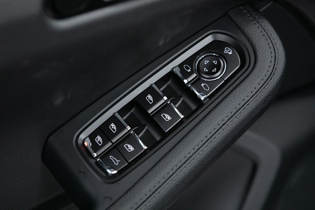 Thumbnail: 2026 Porsche Macan - 21