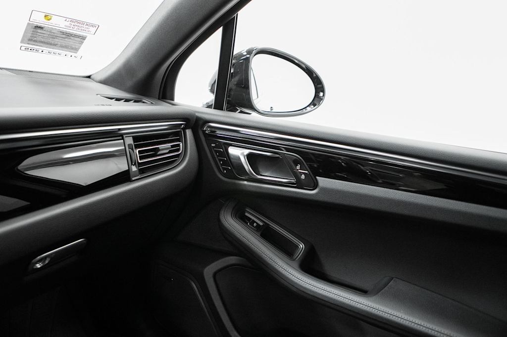 Thumbnail: 2026 Porsche Macan - 33