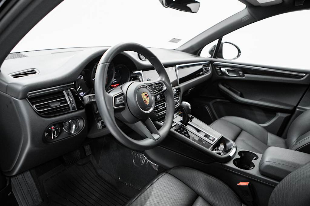 Thumbnail: 2026 Porsche Macan - 2