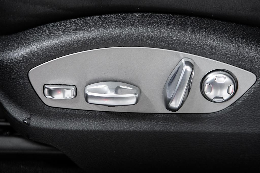 Thumbnail: 2026 Porsche Macan - 27