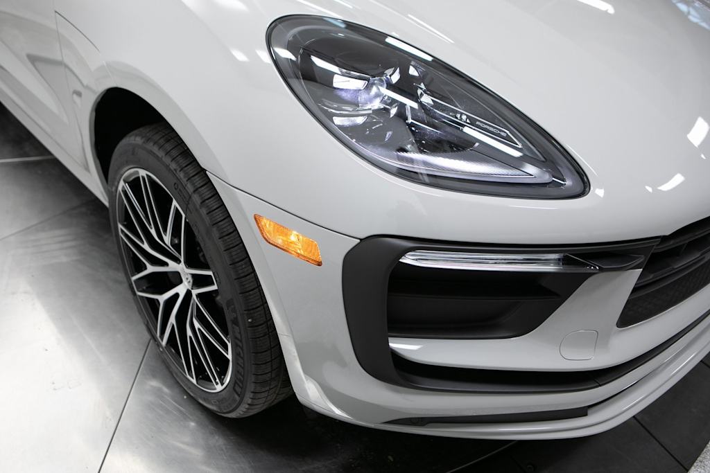 Thumbnail: 2026 Porsche Macan - 5