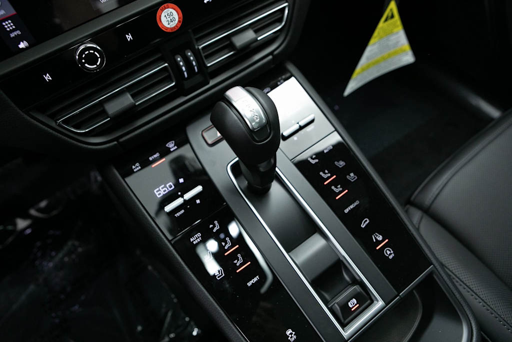 Thumbnail: 2026 Porsche Macan - 12