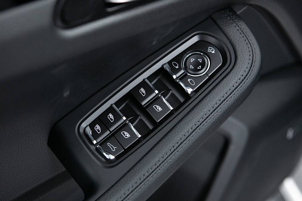 Thumbnail: 2026 Porsche Macan - 20