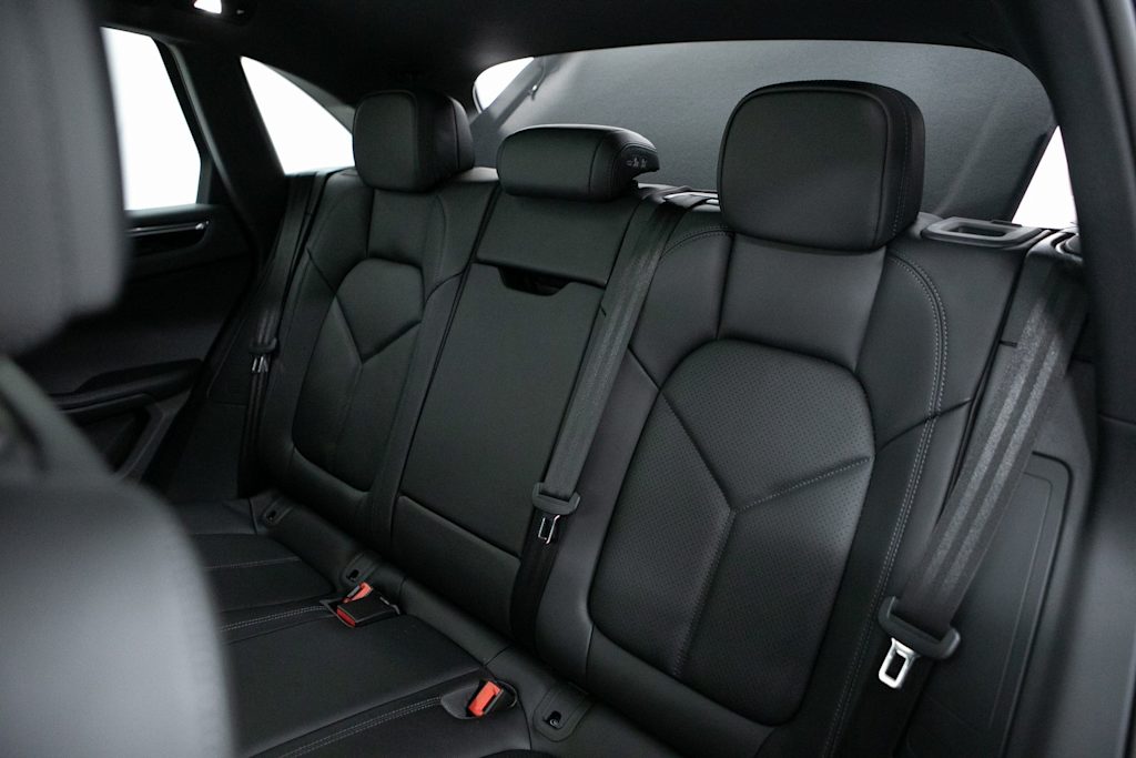 Thumbnail: 2026 Porsche Macan - 30