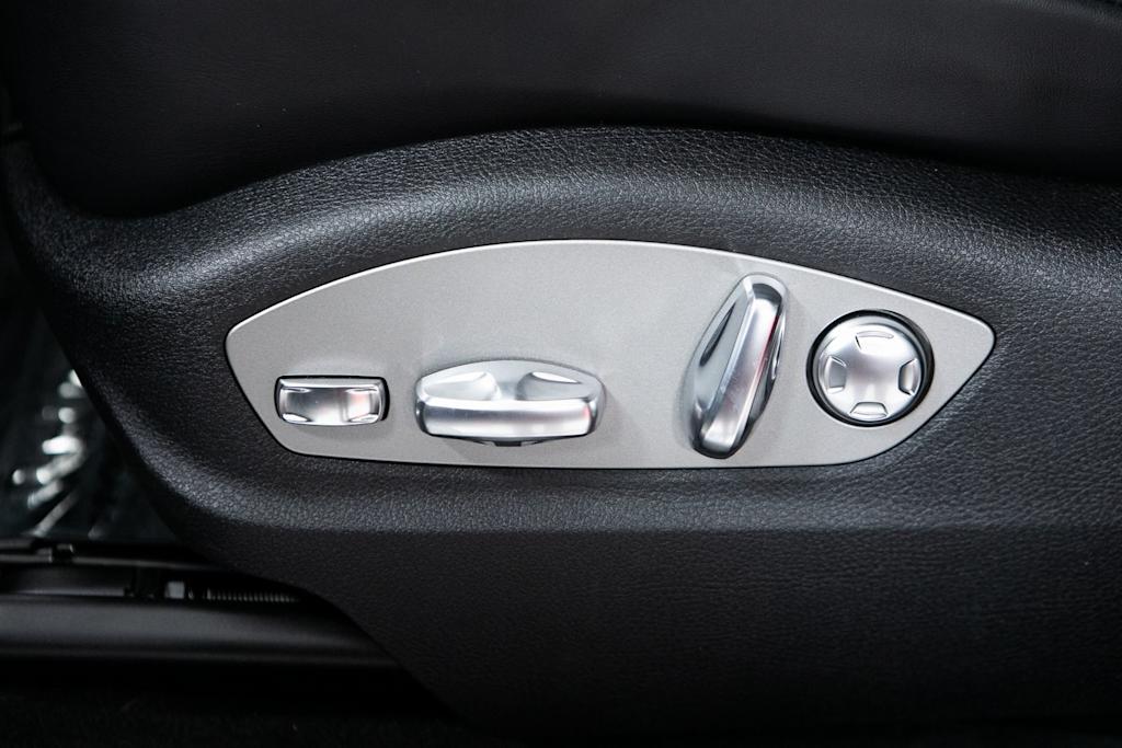 Thumbnail: 2026 Porsche Macan - 19