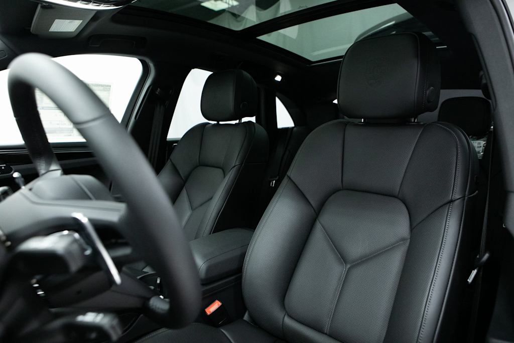 Thumbnail: 2026 Porsche Macan - 8