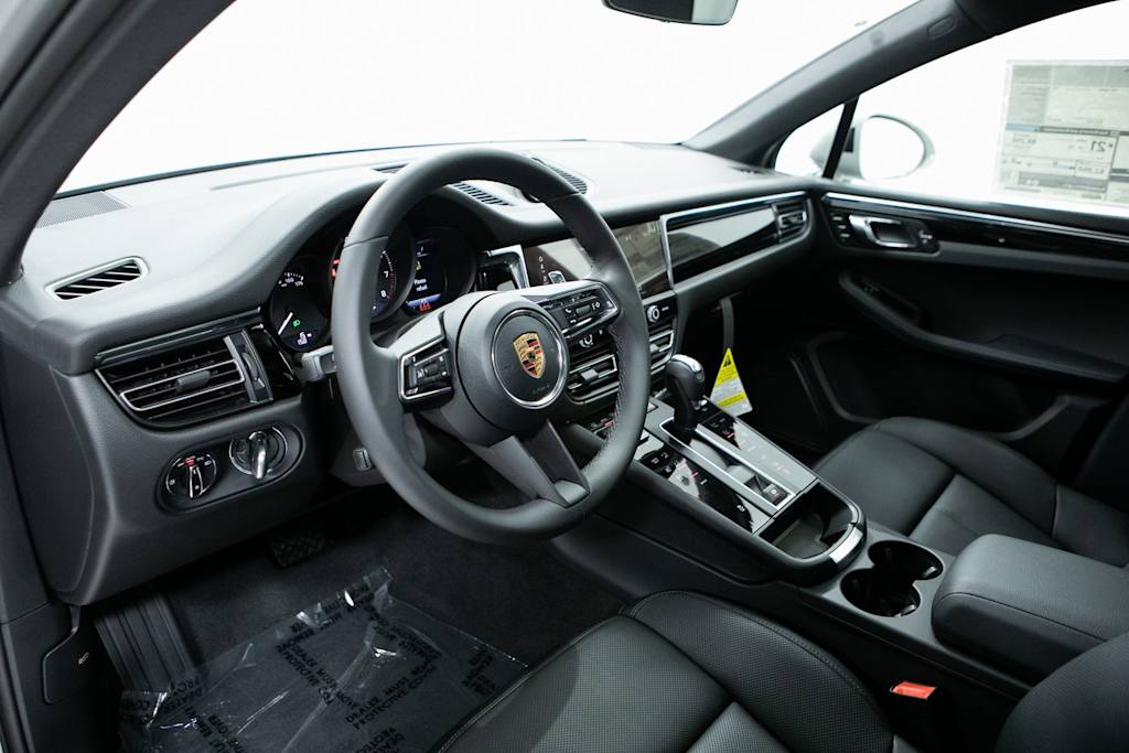 Thumbnail: 2026 Porsche Macan - 2
