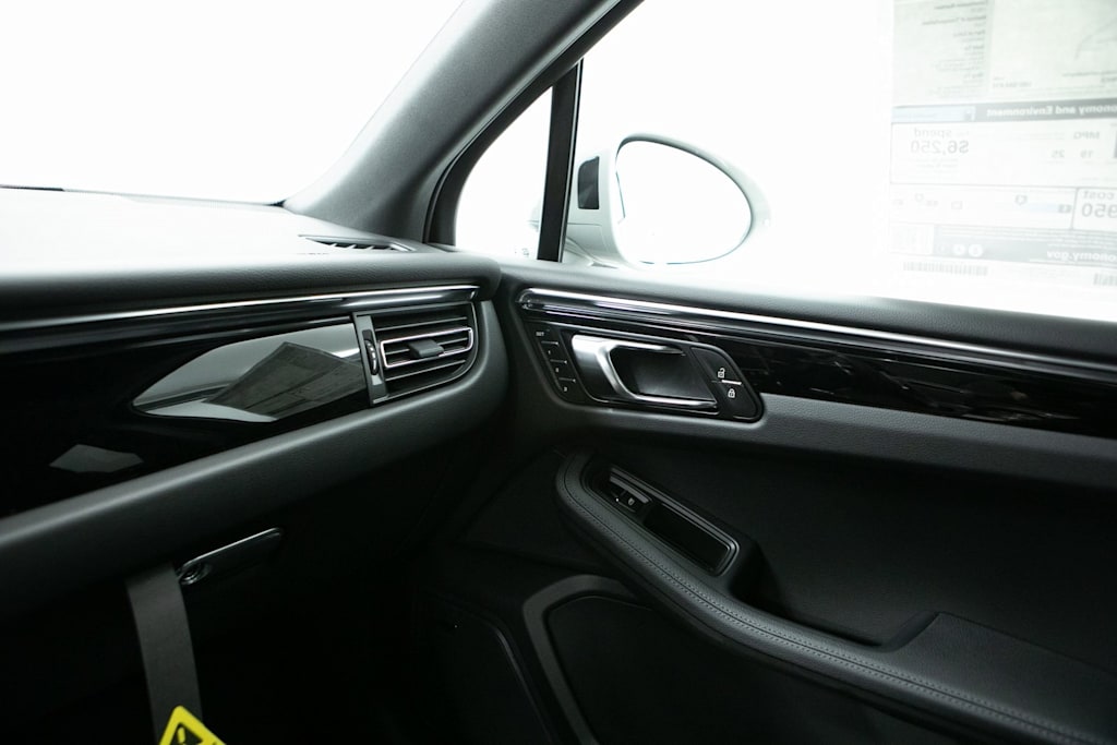 Thumbnail: 2026 Porsche Macan - 25