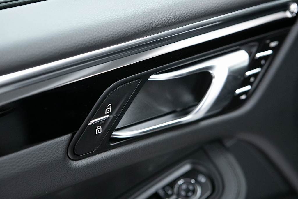 Thumbnail: 2026 Porsche Macan - 21