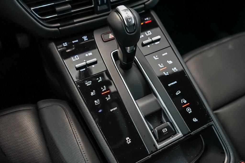 Thumbnail: 2026 Porsche Macan - 17