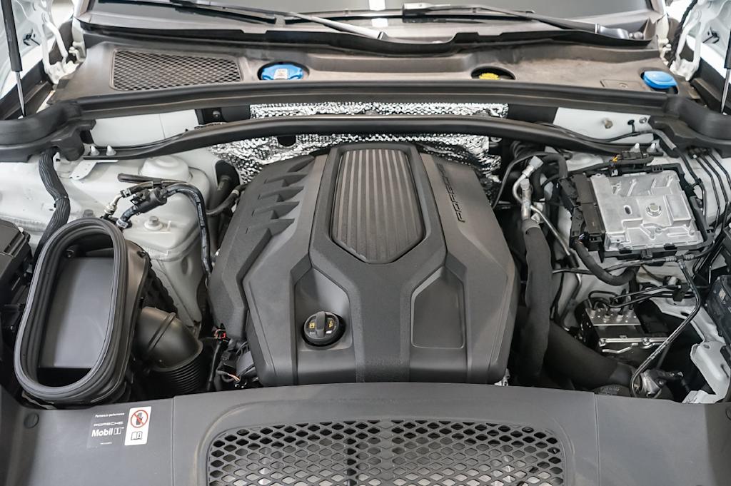 Thumbnail: 2026 Porsche Macan - 9
