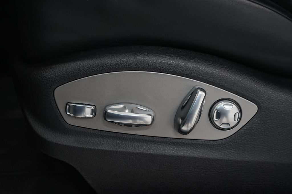 Thumbnail: 2026 Porsche Macan - 29
