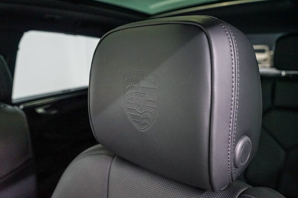 Thumbnail: 2026 Porsche Macan - 32