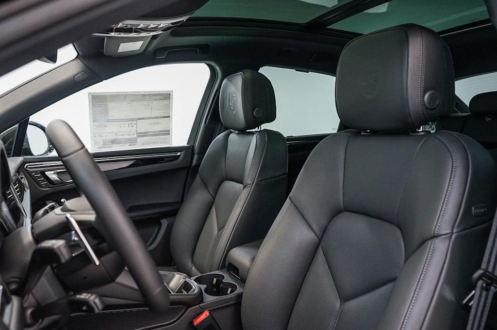 Thumbnail: 2026 Porsche Macan - 10