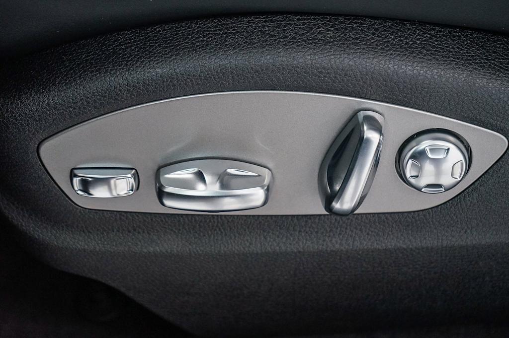 Thumbnail: 2026 Porsche Macan - 29