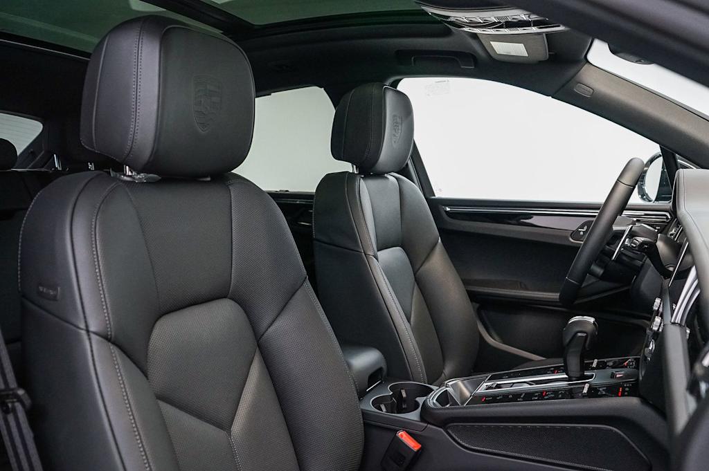 Thumbnail: 2026 Porsche Macan - 11