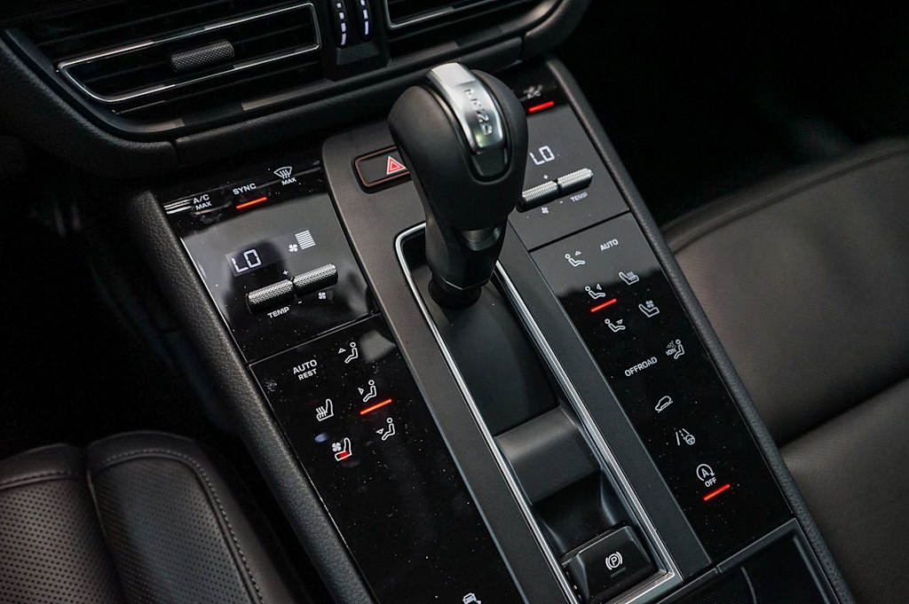 Thumbnail: 2026 Porsche Macan - 16