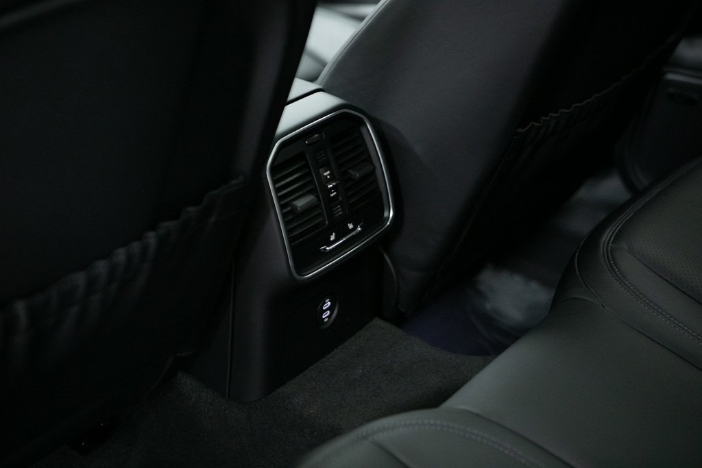 Thumbnail: 2026 Porsche Macan - 28