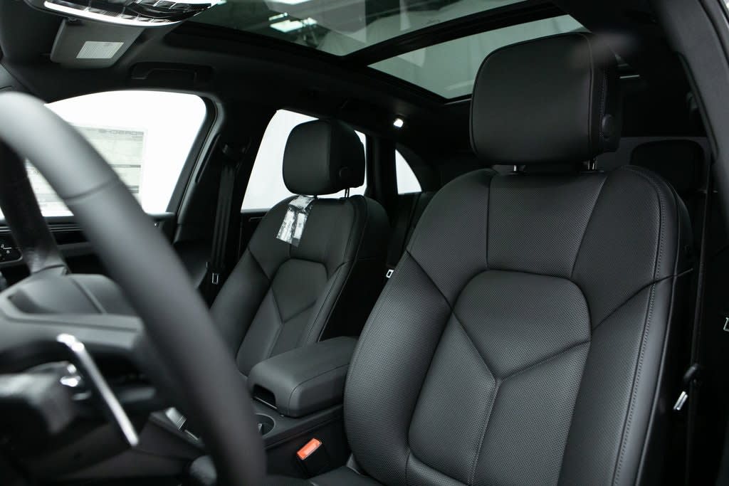 Thumbnail: 2026 Porsche Macan - 9