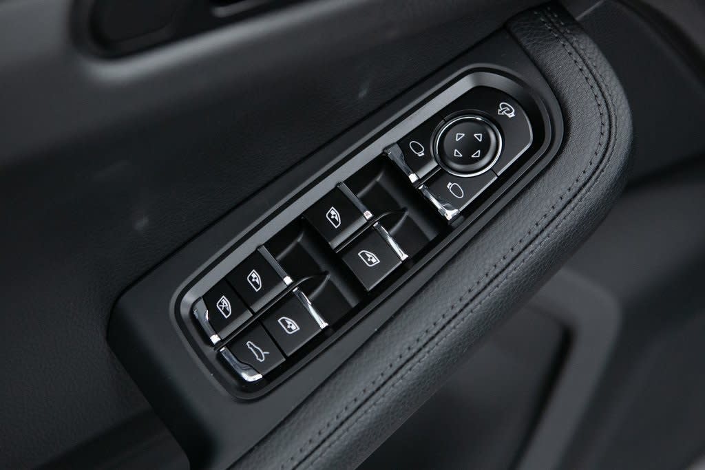 Thumbnail: 2026 Porsche Macan - 20