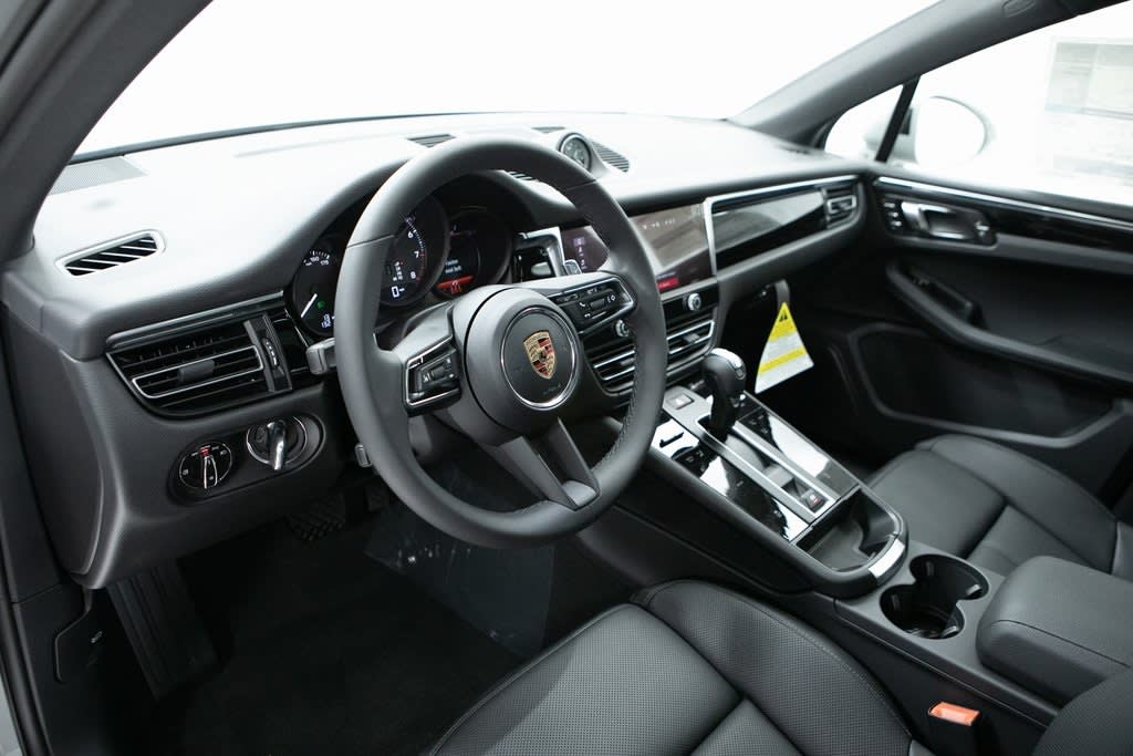 Thumbnail: 2026 Porsche Macan - 2