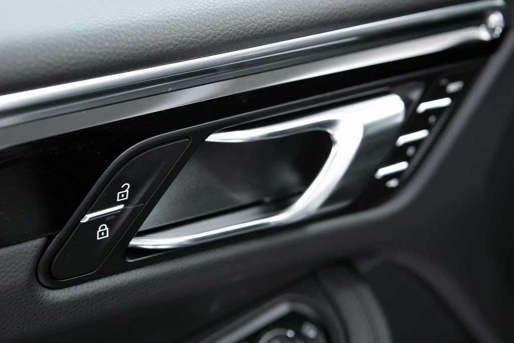 Thumbnail: 2026 Porsche Macan - 21