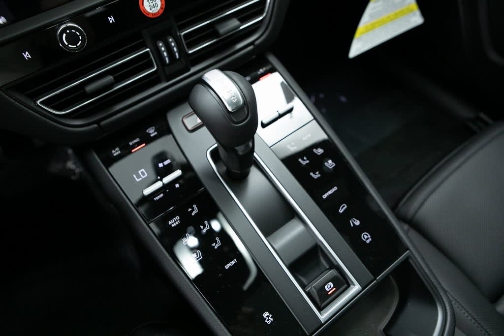 Thumbnail: 2026 Porsche Macan - 13