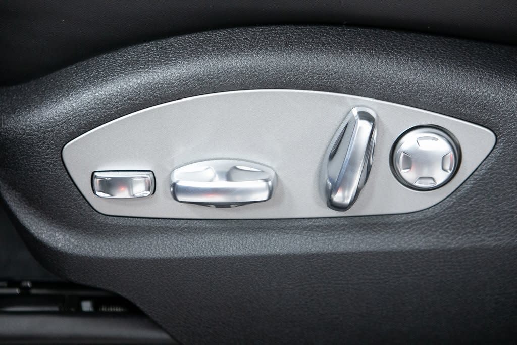 Thumbnail: 2026 Porsche Macan - 19