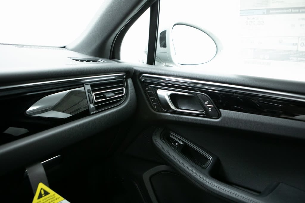 Thumbnail: 2026 Porsche Macan - 25