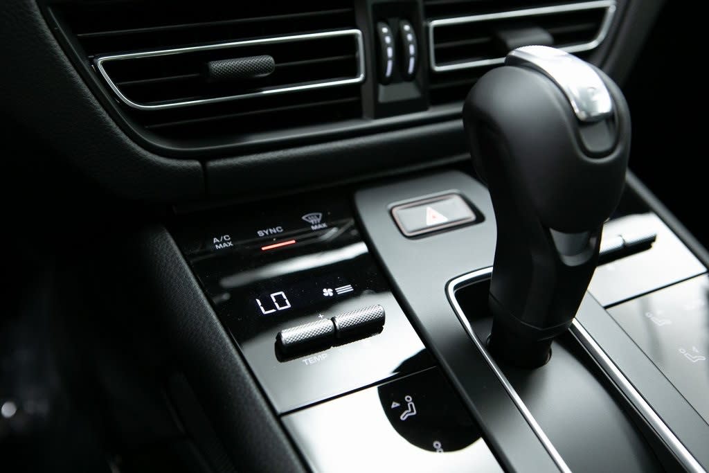 Thumbnail: 2026 Porsche Macan - 23