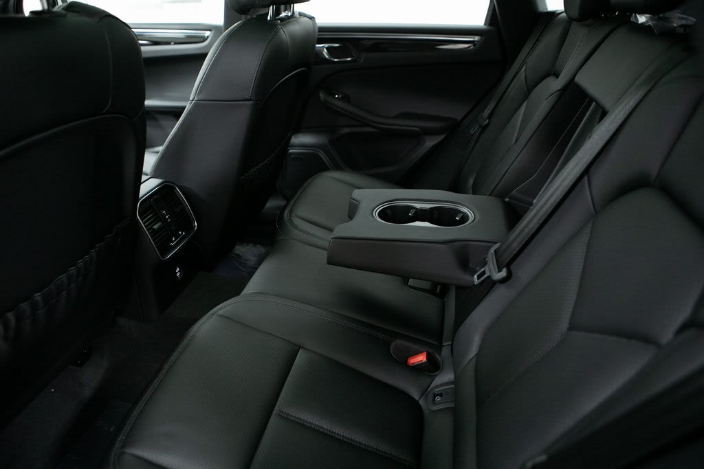 Thumbnail: 2026 Porsche Macan - 29