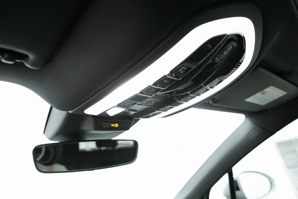 Thumbnail: 2026 Porsche Macan - 27